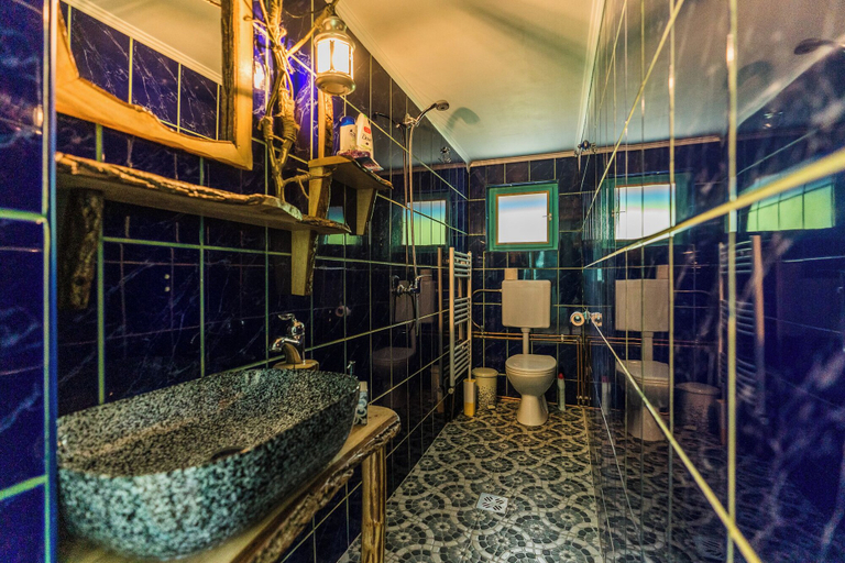 Bathroom 4, Viewtopia - The Secret Land, Poieni