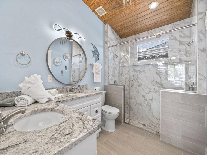 Bathroom 4, Premier Island Escape, Lee