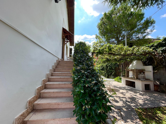 Exterior 5