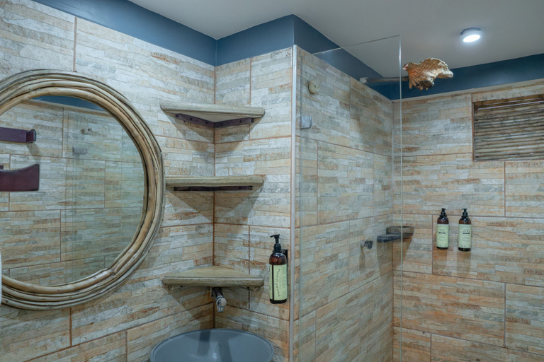 Bathroom 4, La Playita Hotel, Moñitos