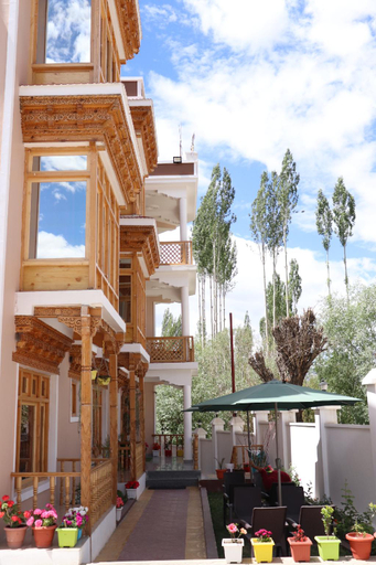 Exterior & Views