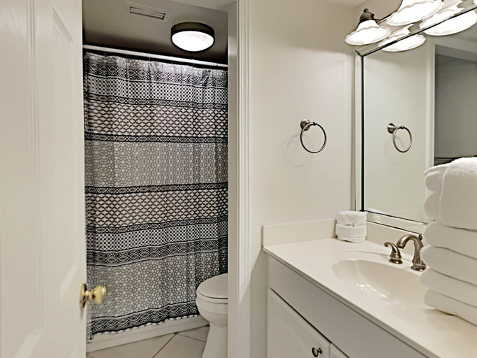 Bathroom 3, Gulf Winds by Southern Vacation Rentals, Escambia