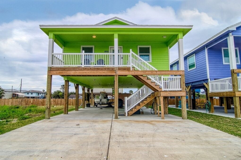 Exterior & Views, Into The Mystic, Nueces