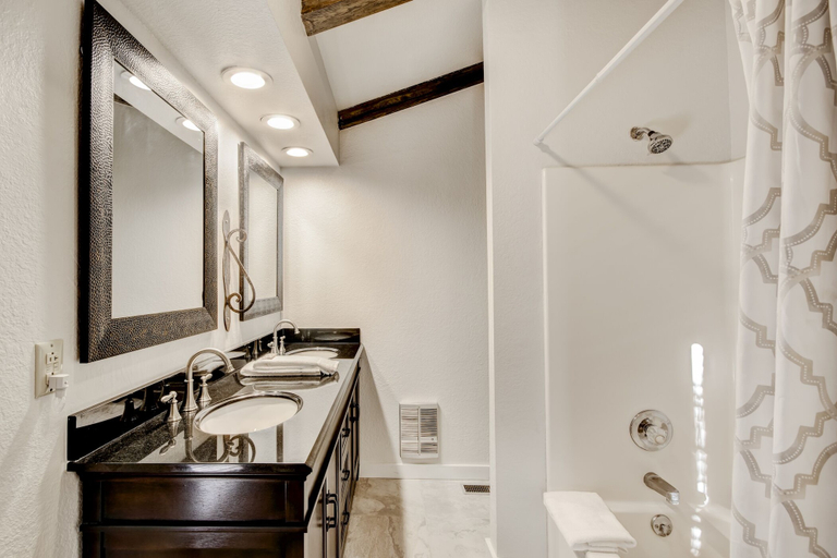 Bathroom 4, Alto Lakes, Lincoln