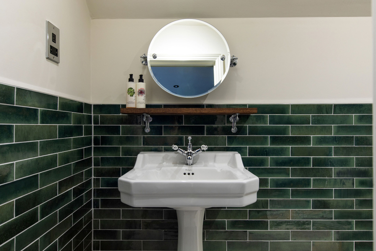 Bathroom 4, The Carnarvon Arms, Hampshire