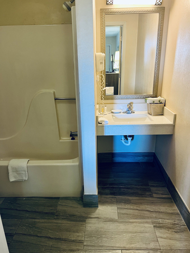 Bathroom 4, Days Inn by Wyndham Fort Wayne, Allen