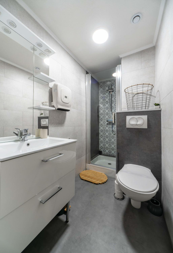 Shower 2, L'Annexe Gannat - Appartements en centre ville, Allier