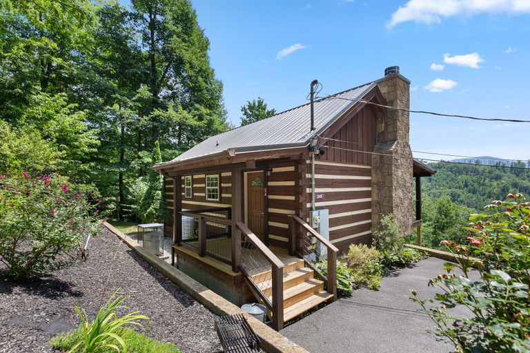 Exterior & Views 1, Nestled Inn, Sevier