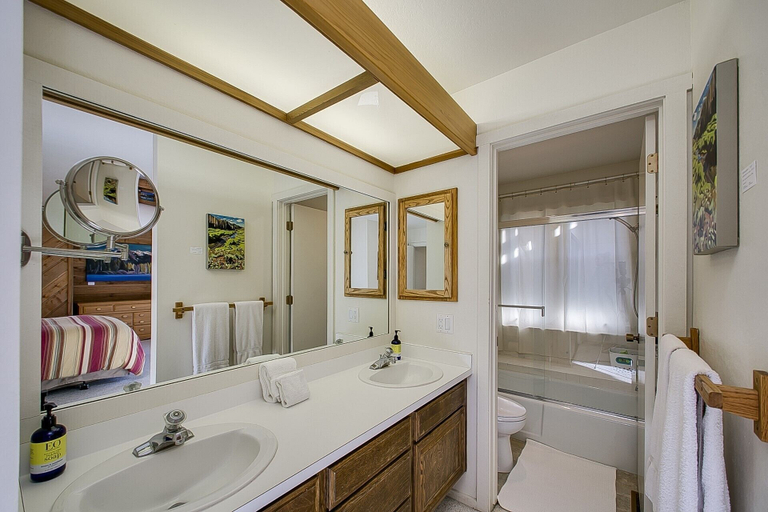 Bathroom 4, Teleidoscope Retreat, Blaine