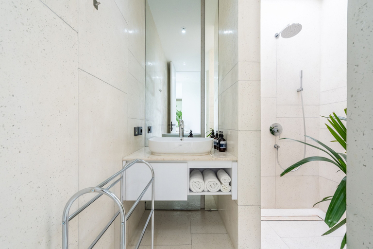 Bathroom 3, Anyuta Rai Villa, Gianyar