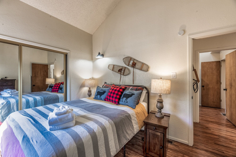 Bedroom 3, Cabin on the Creek, Lincoln