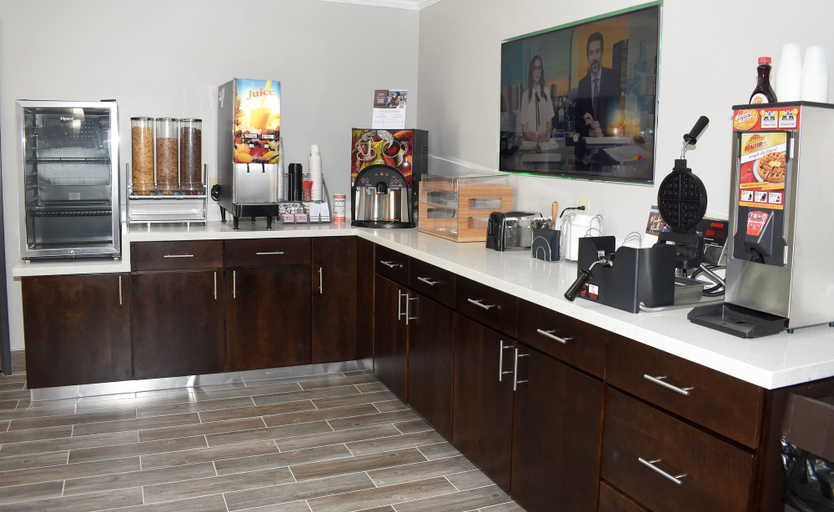 Food & Drinks 5, Super 8 by Wyndham Burnham/Lewistown, Mifflin