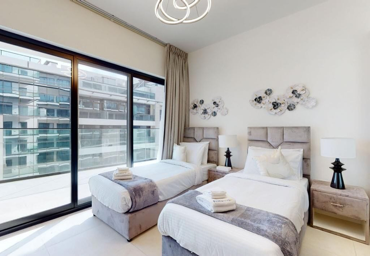 Room 5, Luxury 3BR Designer Retreat with Parking, Dubai