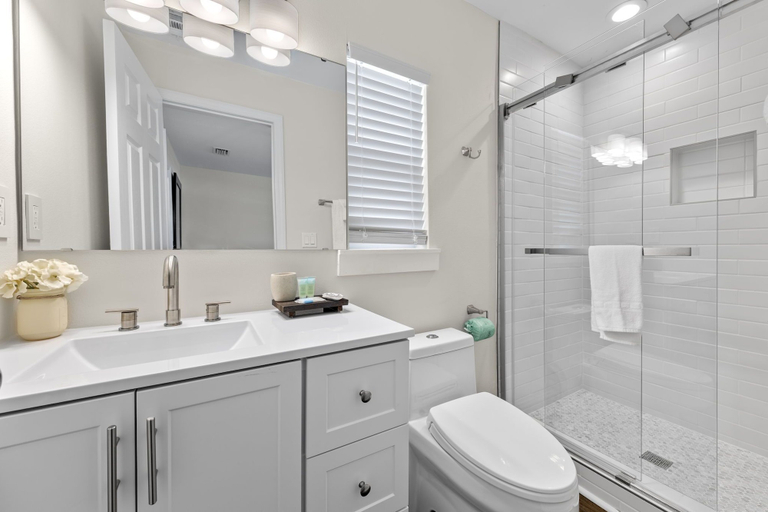 Bathroom 4, Latitude Adjustment, Lee