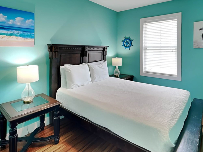 Bedroom 2, Seashell Collector, Nueces