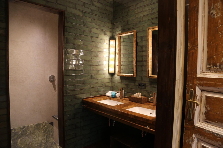 Bathroom 3, Brody House, Budapesti