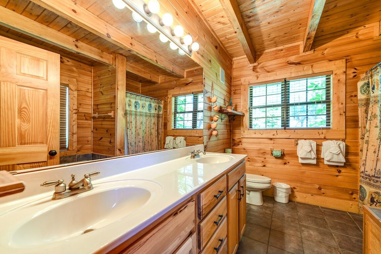 Bathroom 3, A Majestic View III, Blount