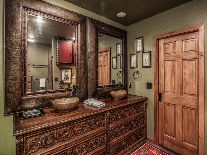 Bathroom 4, Back at the Ranch, Lincoln