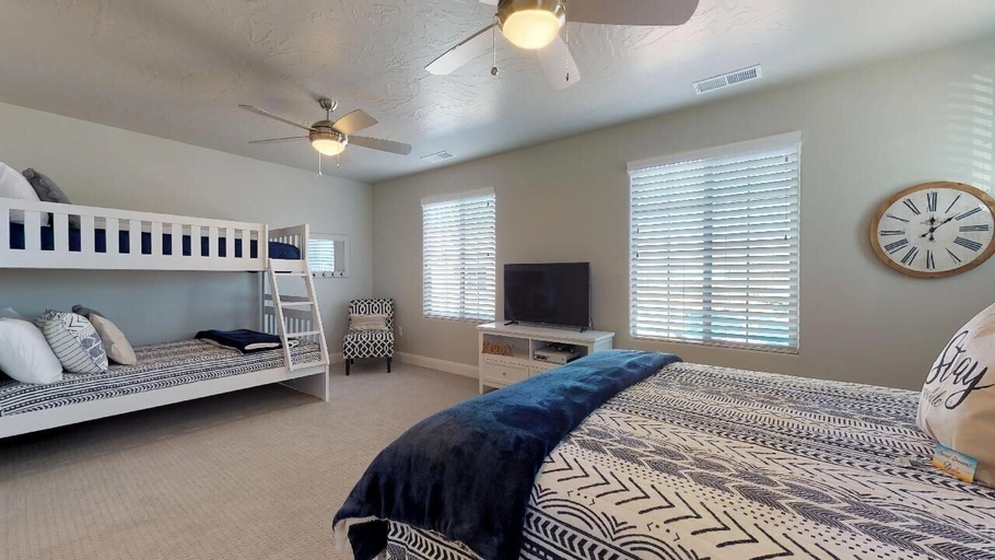 Room 5, Good To Be Home 3 Bedroom Apts by RedAwning, Washington