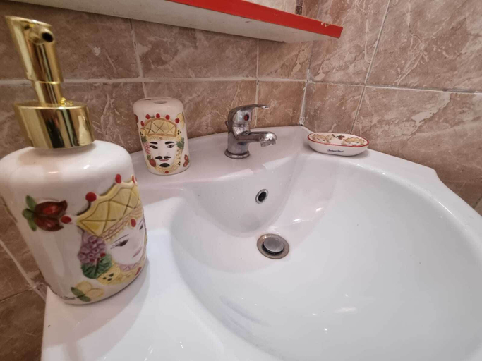 Bathroom 4, La Gorgone city center apartments, Palermo