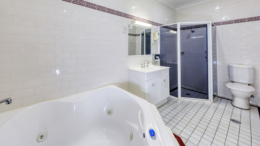 Bathroom 4, Breakout Motor Inn, Cowra