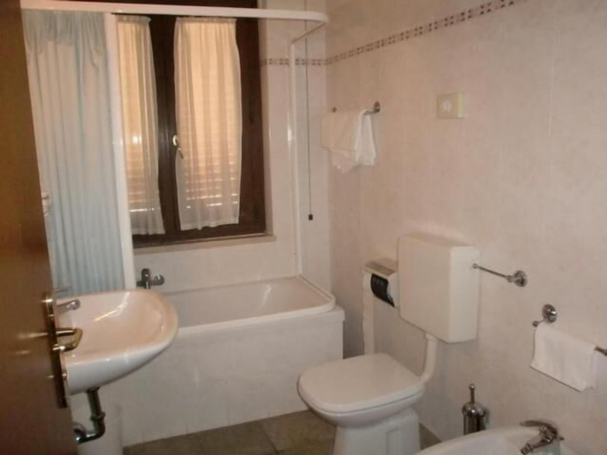 Bathroom 4, Hotel San Pietro, Perugia