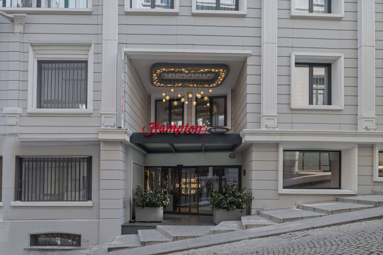 Exterior & Views