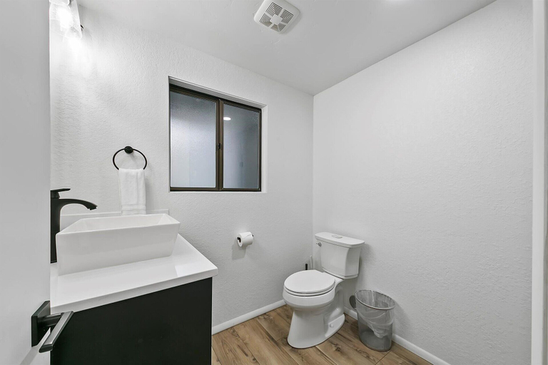 Bathroom 4, The Wildrye, Ada