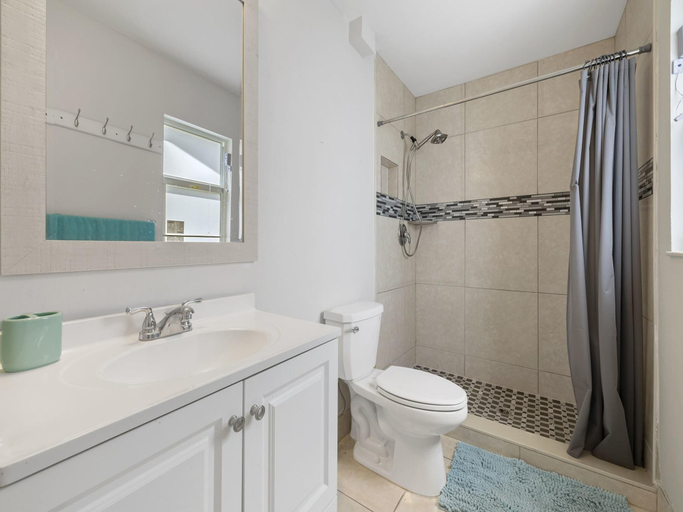 Bathroom 4, Downtown Delight, Lee