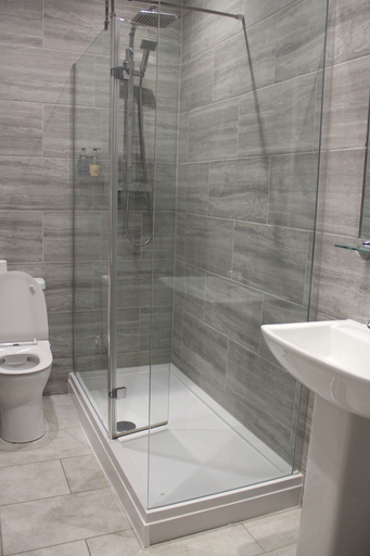 Bathroom 3, The Blue Boar - Maldon, Essex