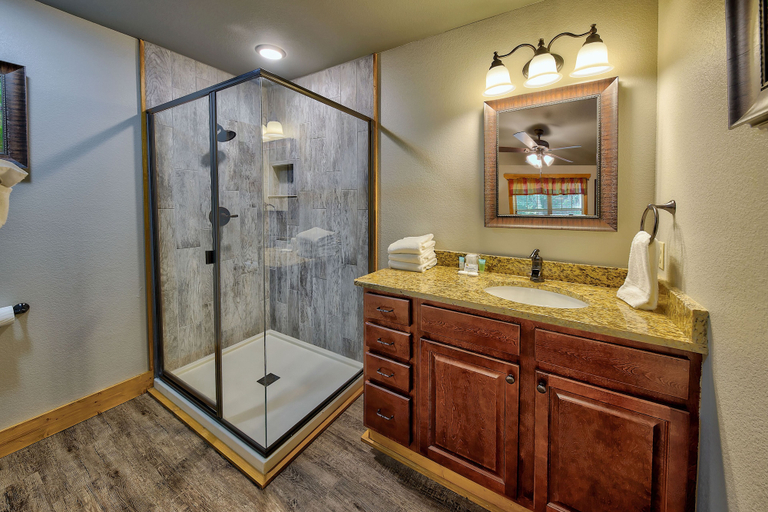 Bathroom 4, Bears Haven, Sevier