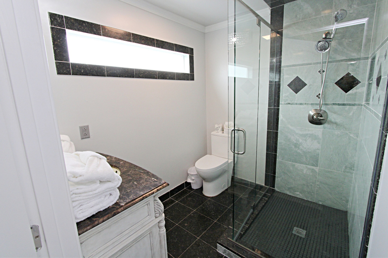 Bathroom 3, Sand in my Boots, Baldwin