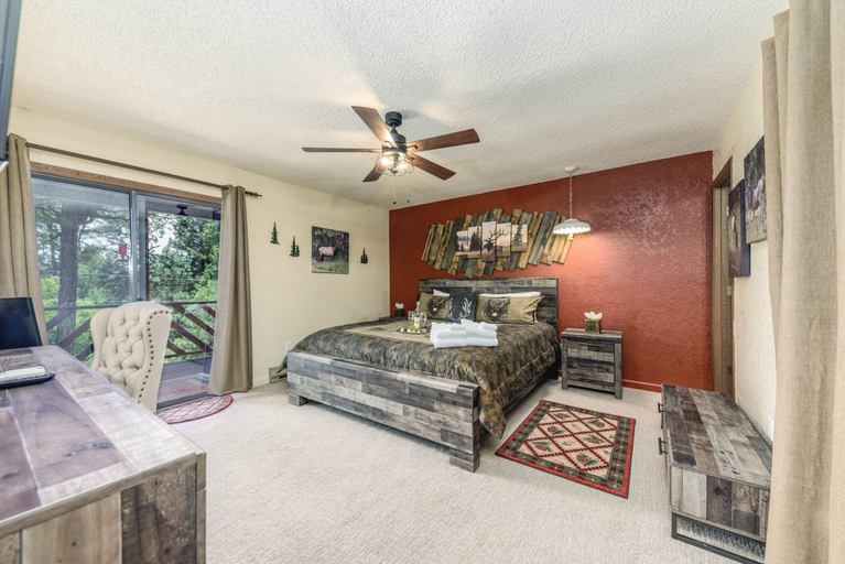 Bedroom 3, Curly Pine Cabin, Lincoln