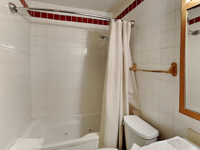 Bathroom 4, Blissful Pines, Lincoln