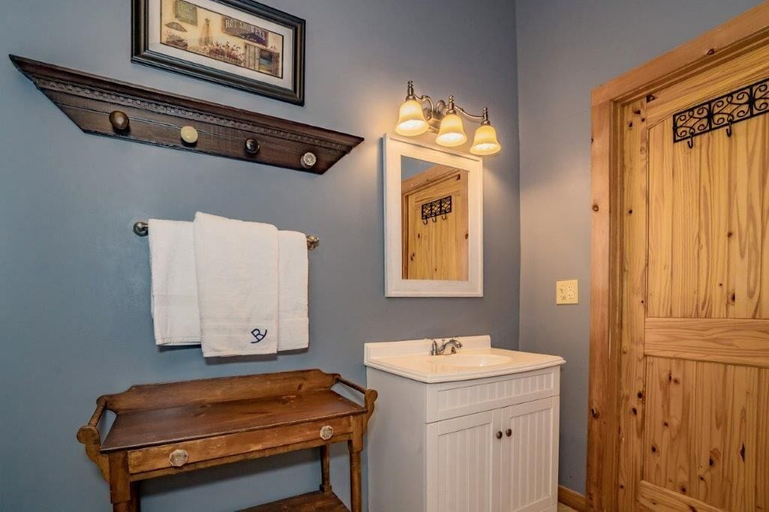 Bathroom 4, Rockin R Lodge, Sevier