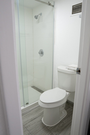 Bathroom 4, Rodeway Inn Clearwater - Central, Pinellas