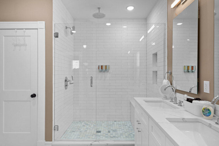 Others 5, Bright Urban Comfort | JZ Vacation Rentals, Saint Louis