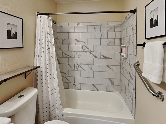 Bathroom 4, Rad Retreat, Lincoln