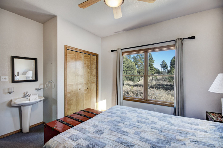 Bedroom 2, Blue Lake Lodge, Lincoln