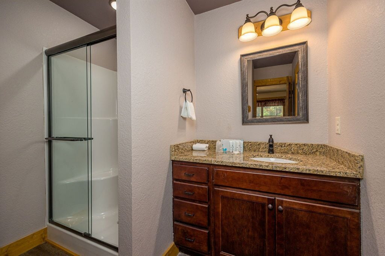 Bathroom 3, Brandon`s Mountain Retreat, Sevier