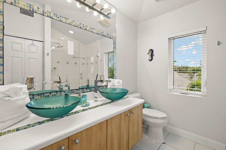Bathroom 3, Lakeside Lookout, Lee