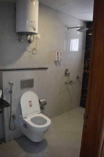 Bathroom, Stayllions, Gurgaon