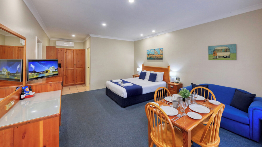 Others 5, Breakout Motor Inn, Cowra