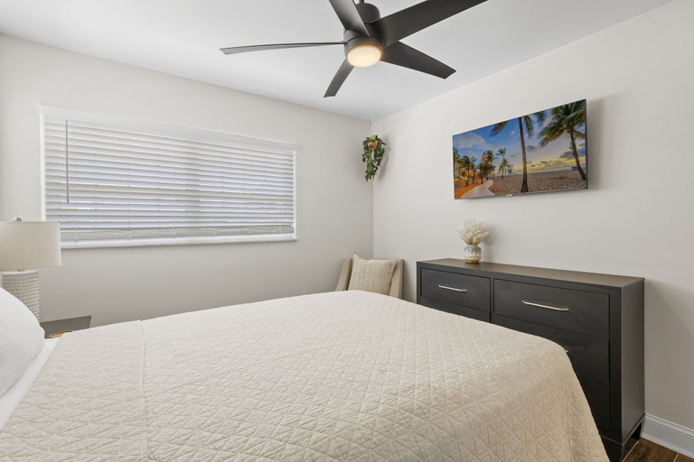 Bedroom 3, Latitude Adjustment, Lee