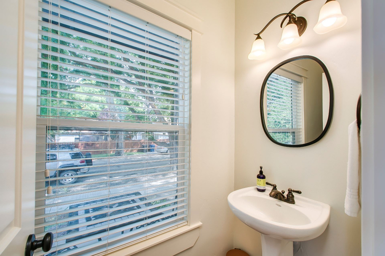 Bathroom 4, Blue Sky Bungalow, Ada