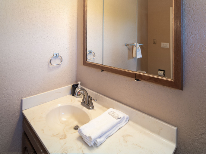 Bathroom 3, Moonlight Ridge, Lincoln