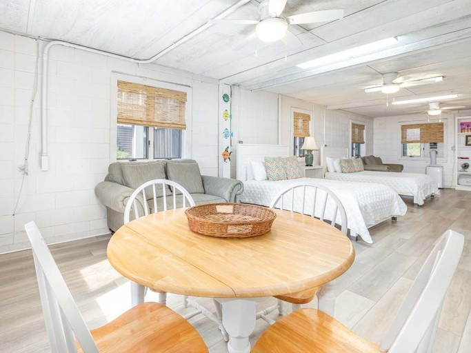 Food & Drinks, Just Gettin Tanner Tybee Vacation Rentals, Chatham