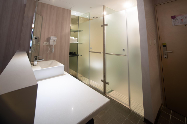 Bathroom 16