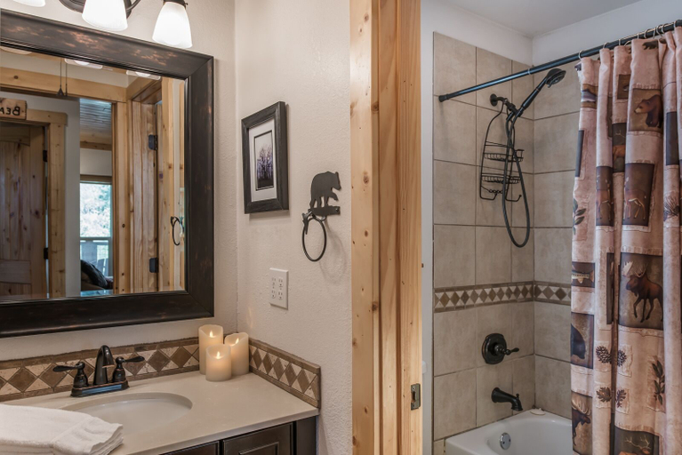 Bathroom 4, Aurora Montealis, Lincoln