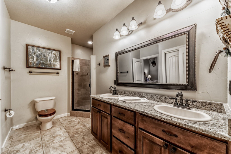 Bathroom 4, Big Sky, Lincoln